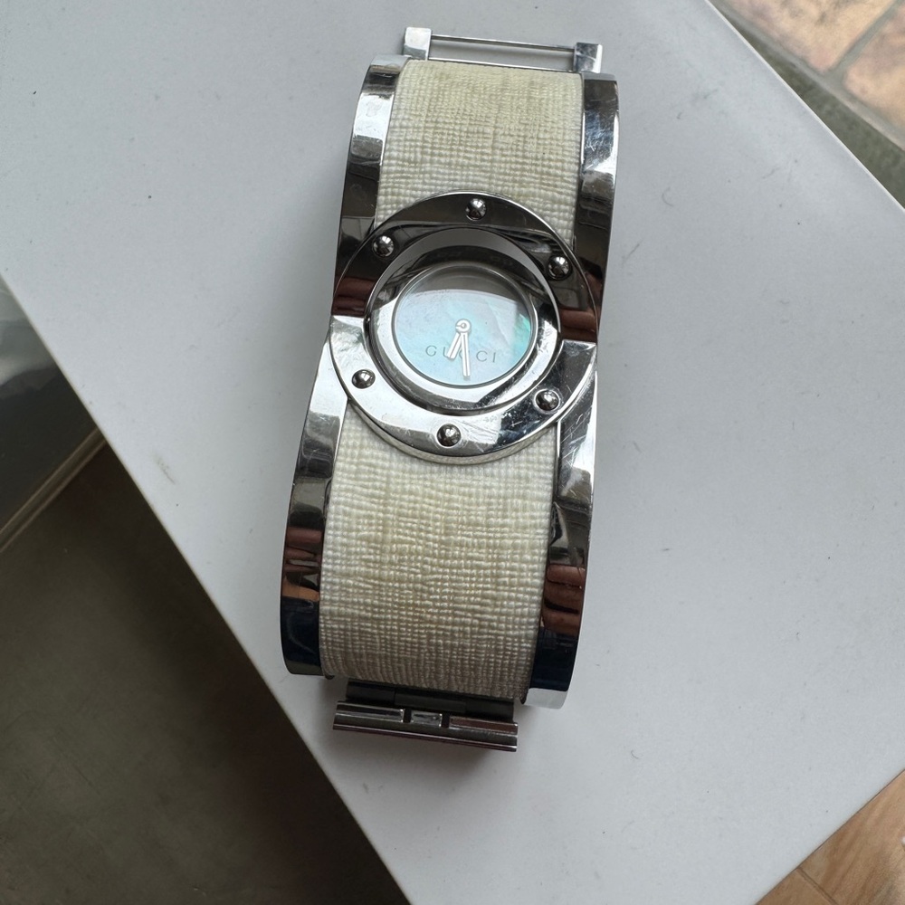 Gucci twirl mother of pearl watch